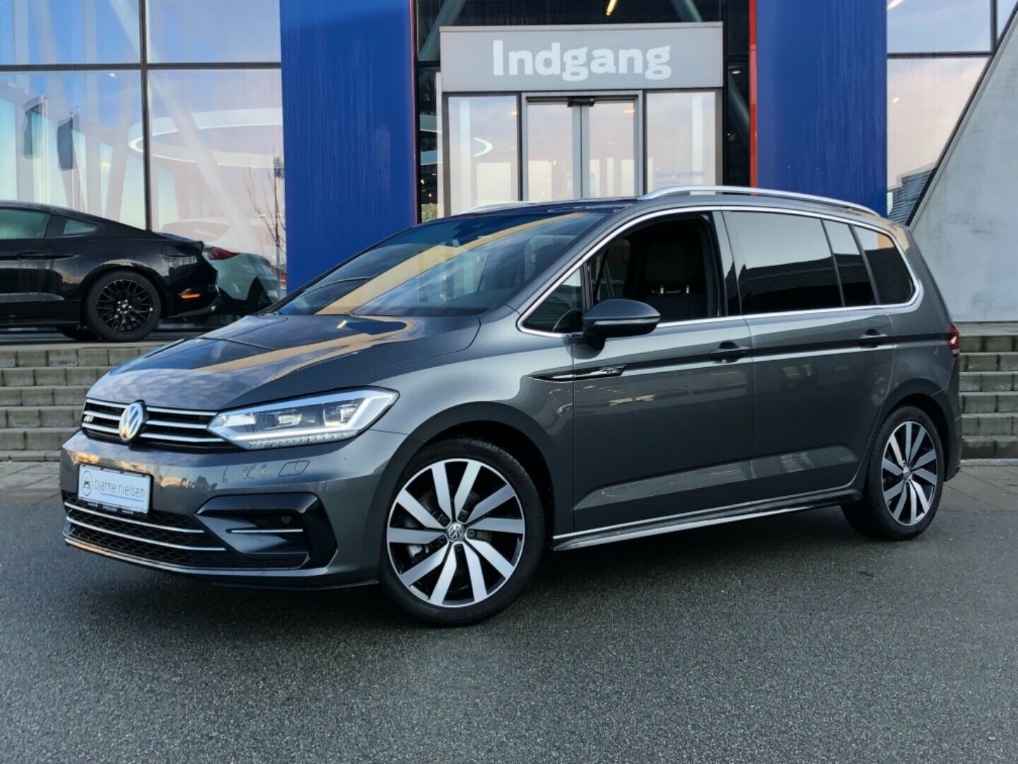 Grå VW Touran fra 2019