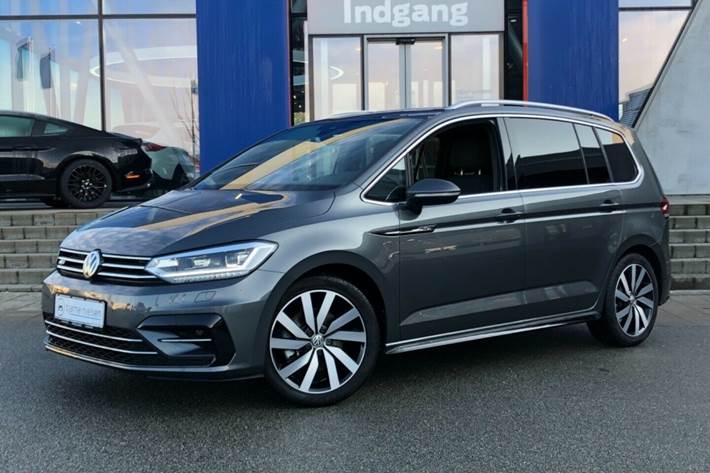 Grå VW Touran fra 2019