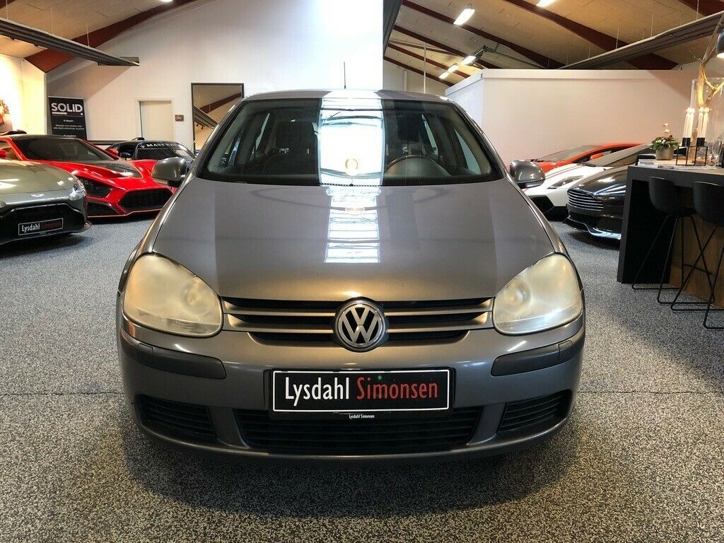 Grå VW Golf V fra 2006