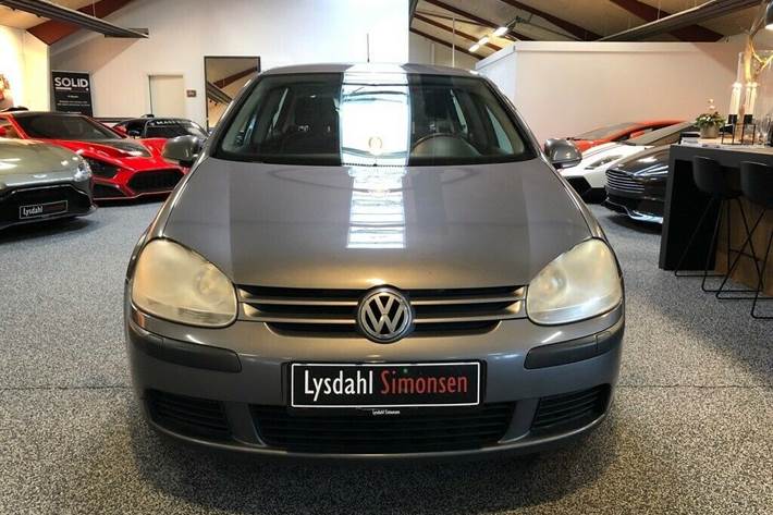Grå VW Golf V fra 2006