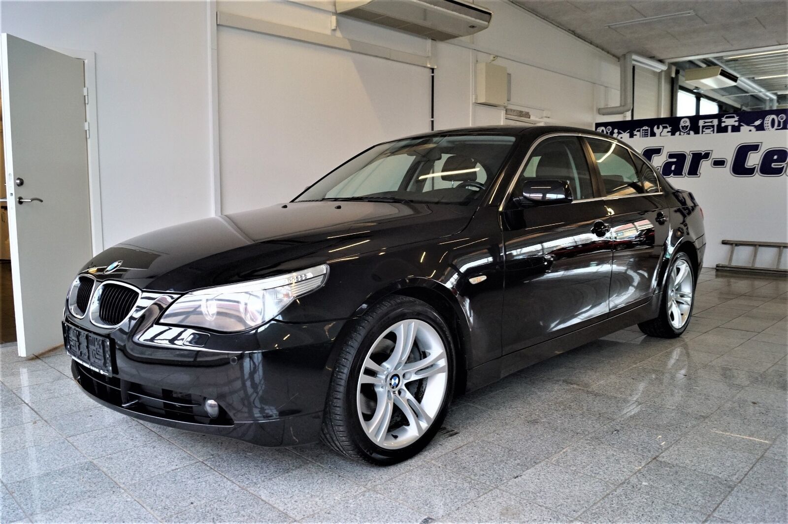 Sort BMW 525i fra 2004