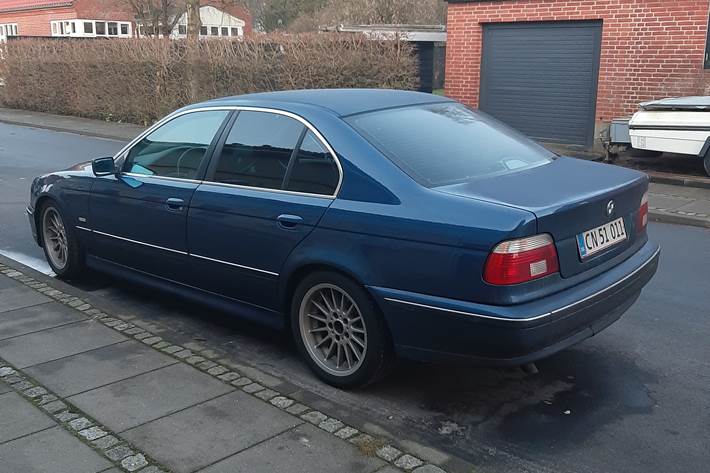 Blå BMW 523i fra 1997