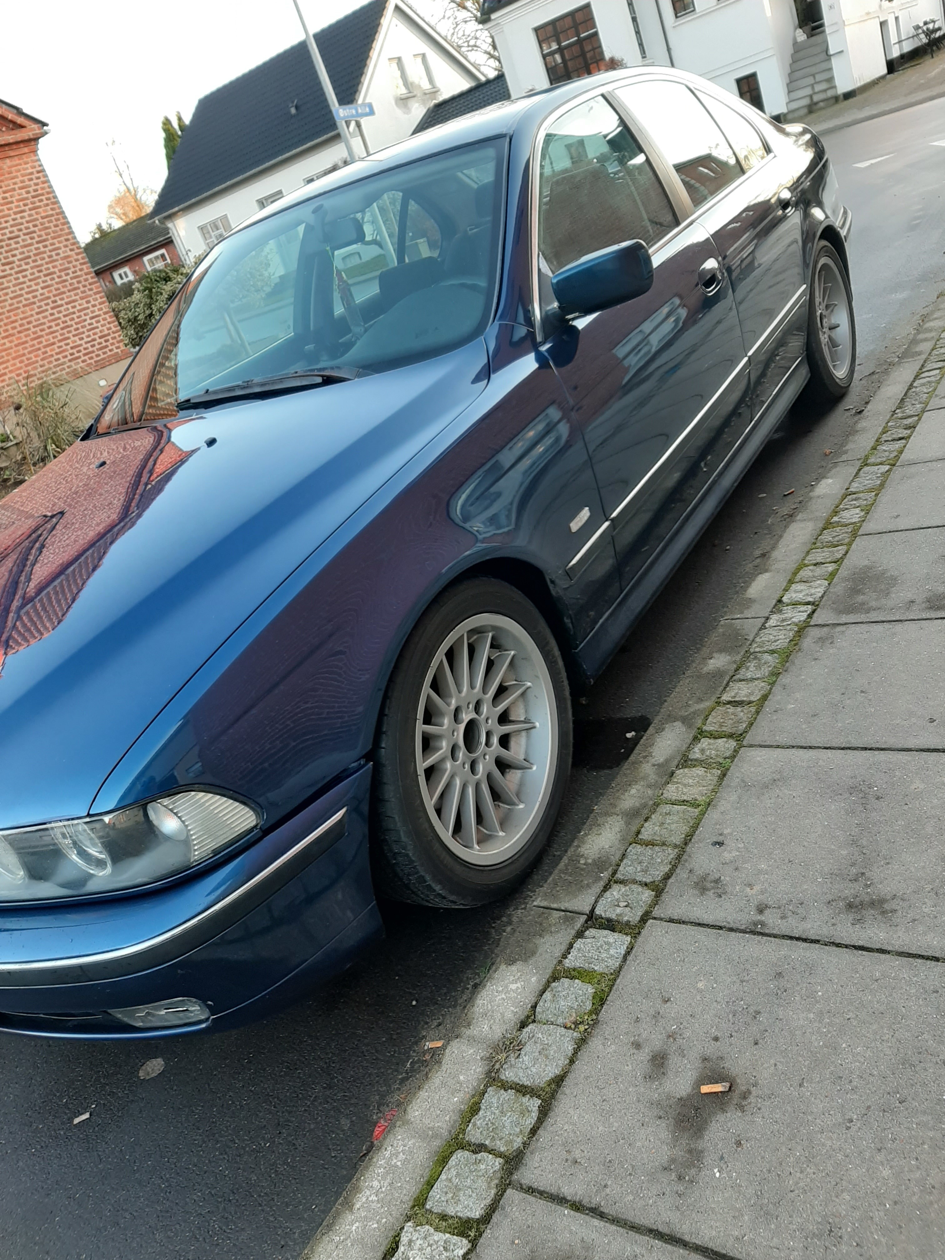 Blå BMW 523i fra 1997