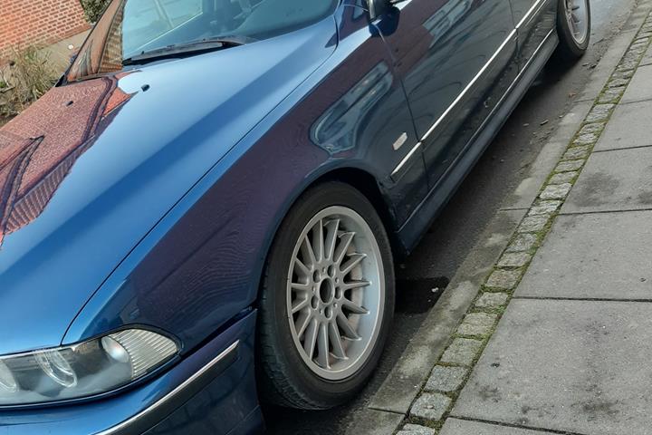 Blå BMW 523i fra 1997