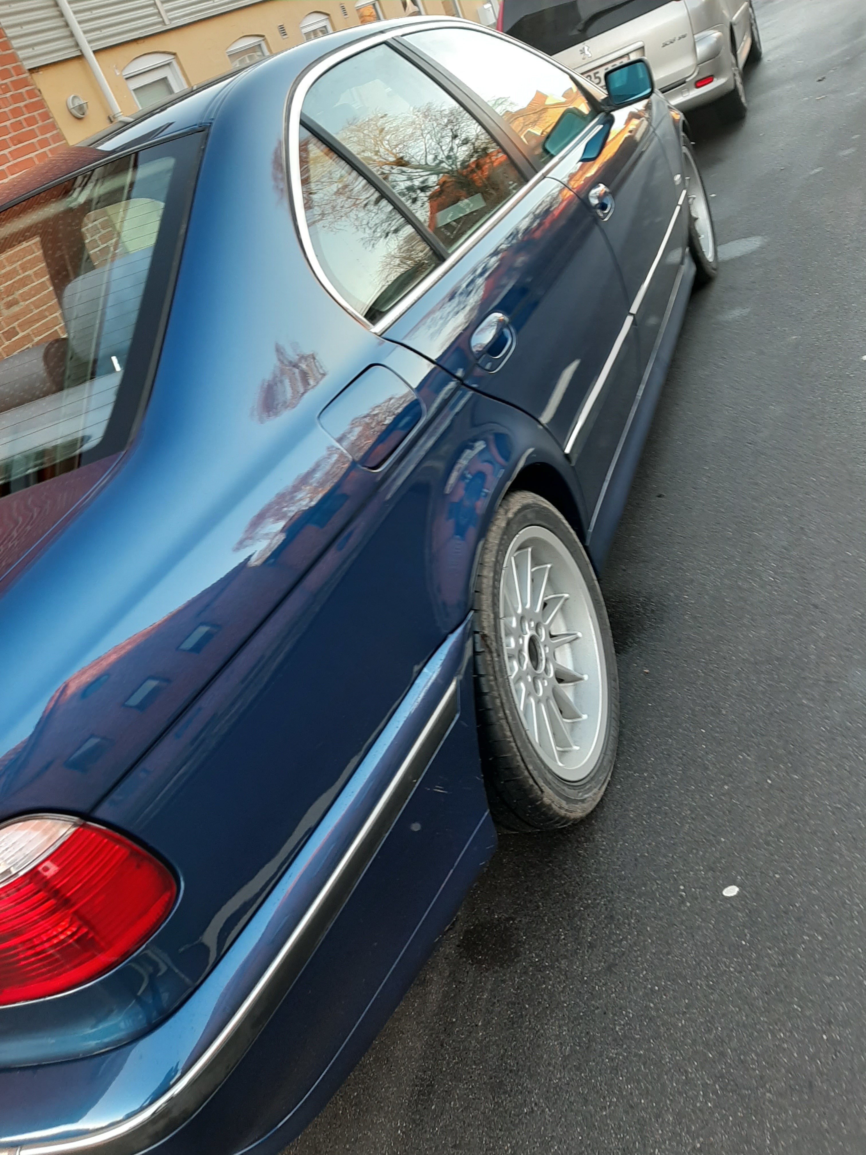 Blå BMW 523i fra 1997