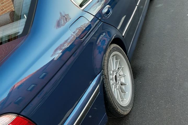 Blå BMW 523i fra 1997