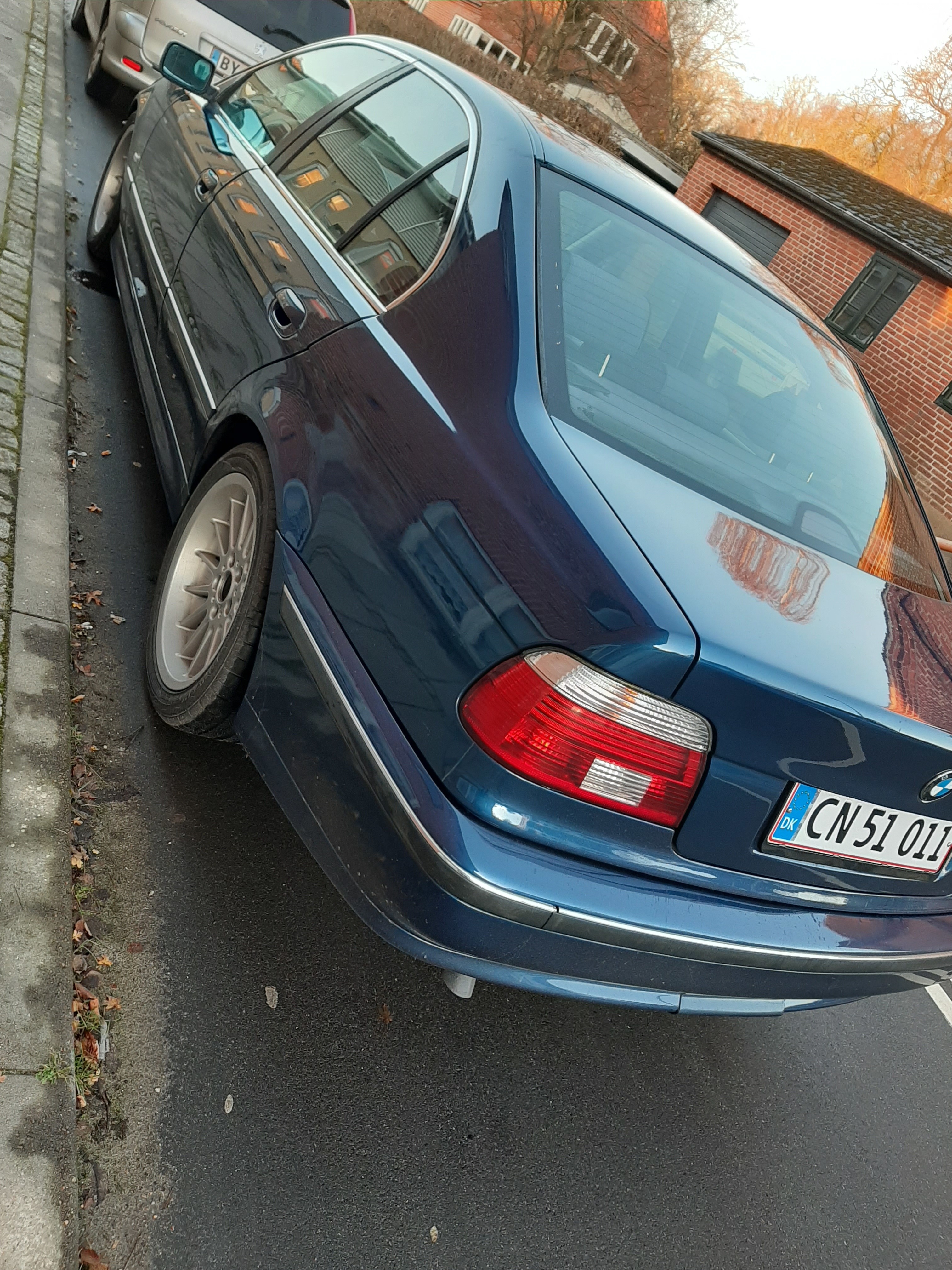 Blå BMW 523i fra 1997