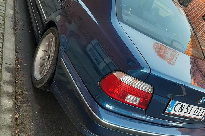 Blå BMW 523i fra 1997