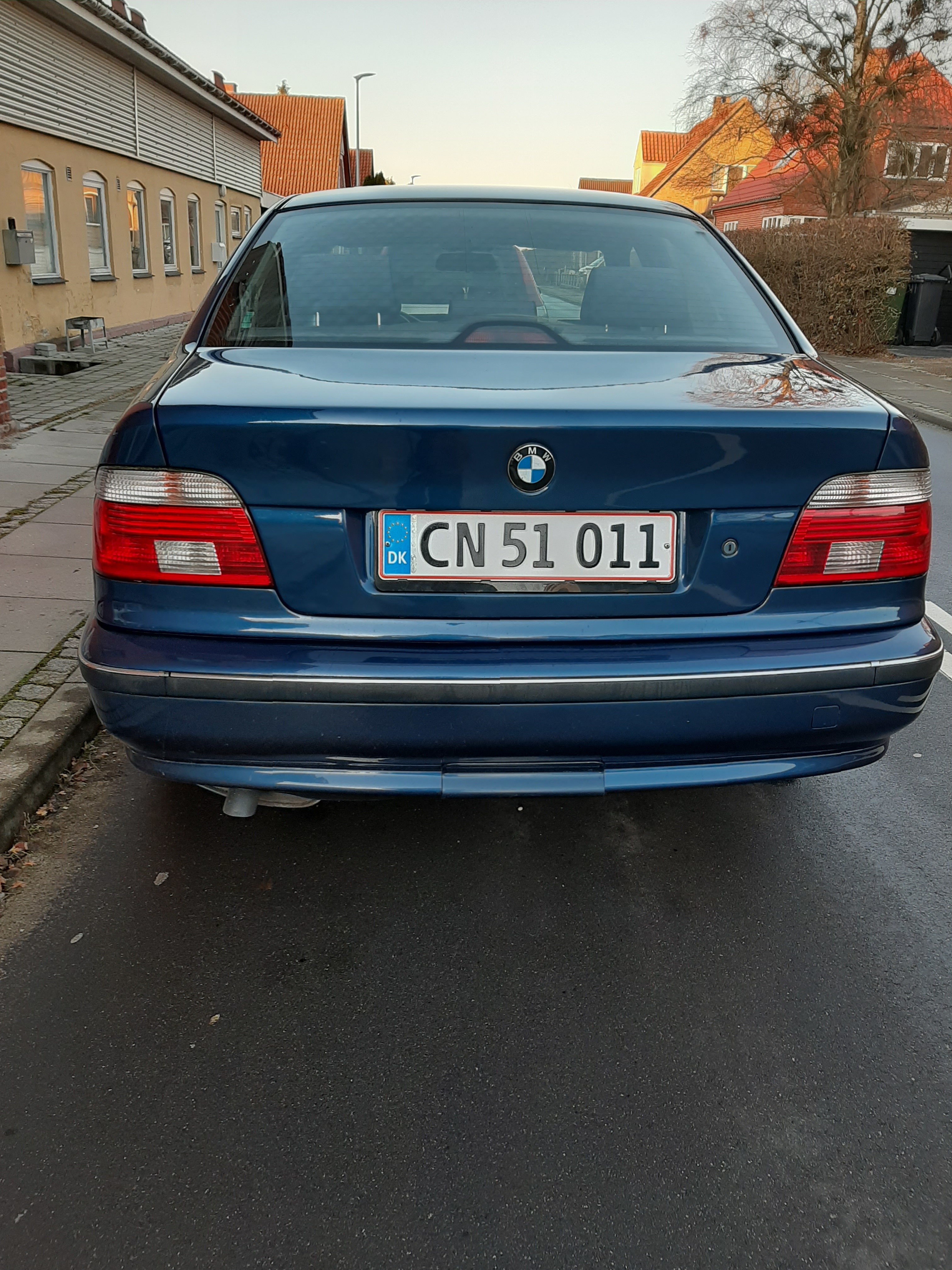 Blå BMW 523i fra 1997