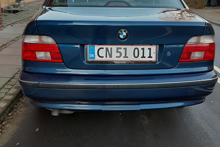 Blå BMW 523i fra 1997