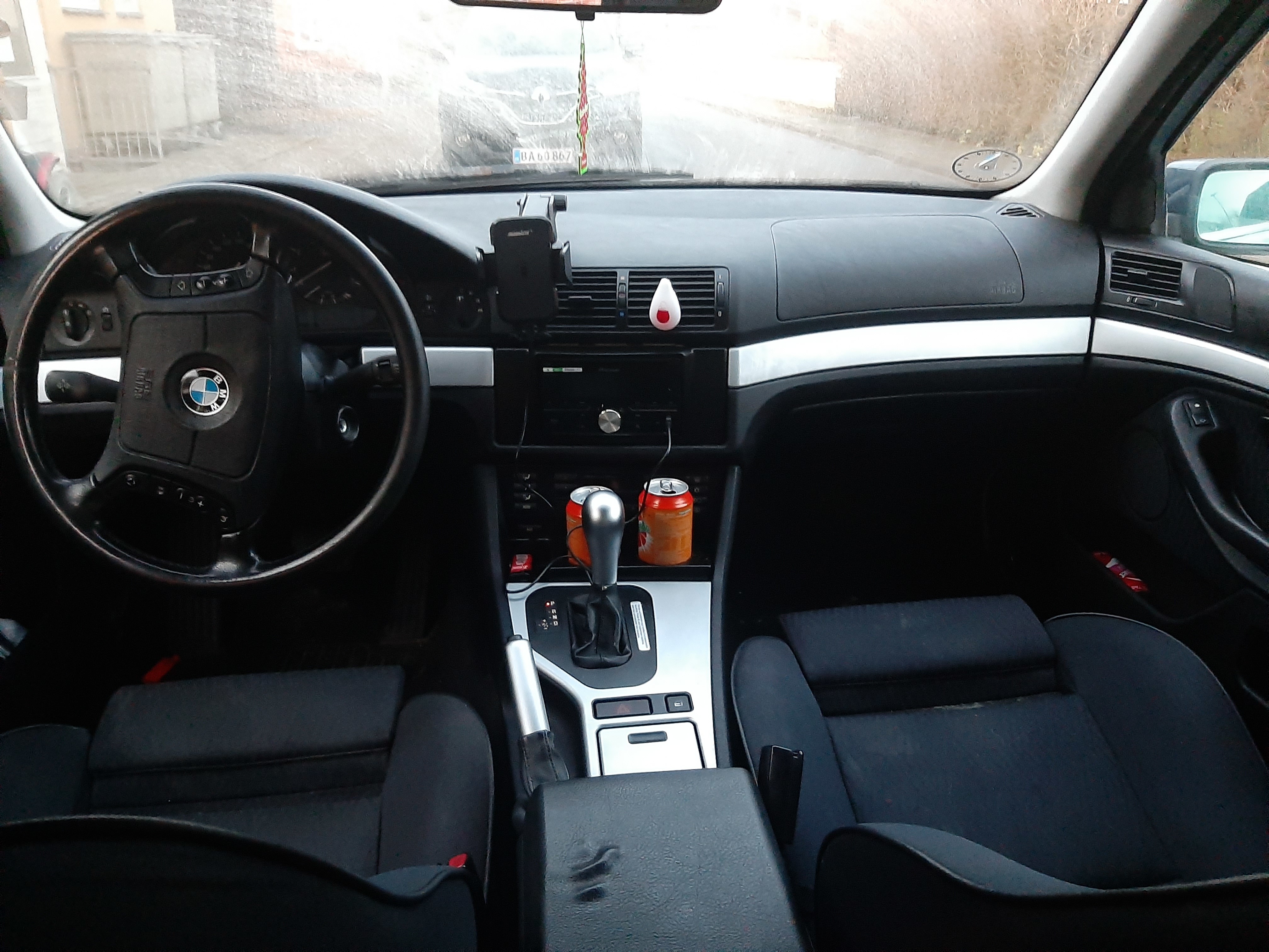 Blå BMW 523i fra 1997