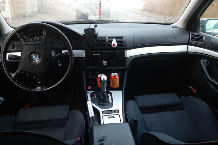 Blå BMW 523i fra 1997