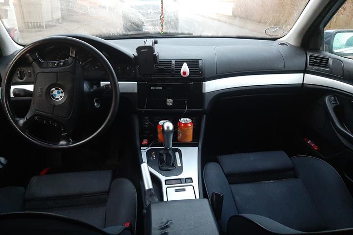 Blå BMW 523i fra 1997