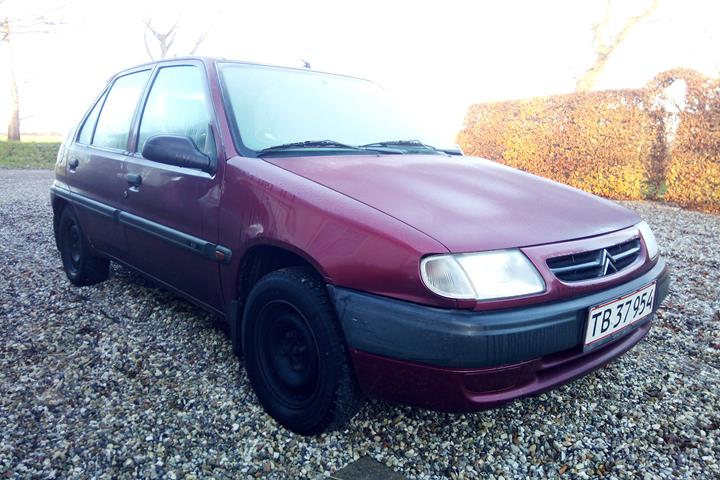 Rød Citroën Saxo fra 1998