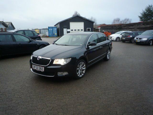 Sort Skoda Superb fra 2008