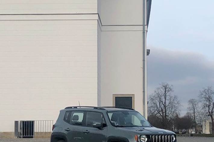 Grå Jeep Renegade fra 2016