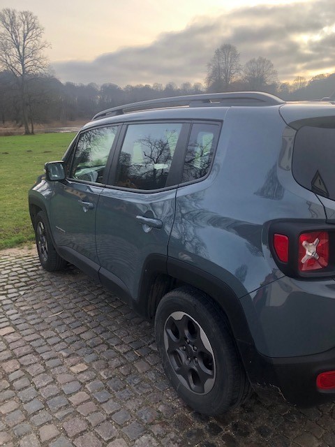 Grå Jeep Renegade fra 2016