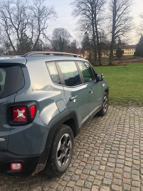 Grå Jeep Renegade fra 2016