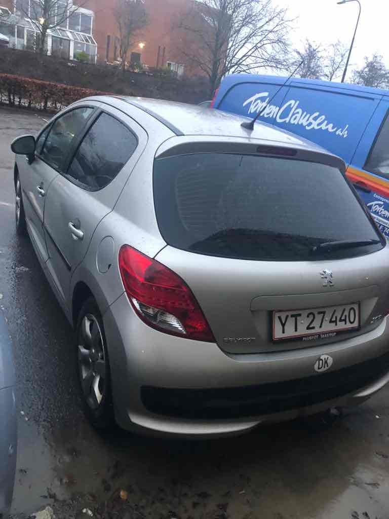 Guld Peugeot 207 fra 2007