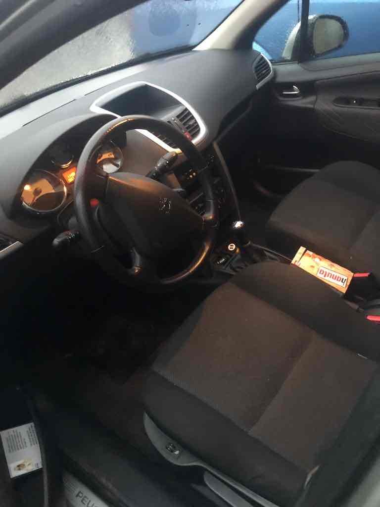 Guld Peugeot 207 fra 2007