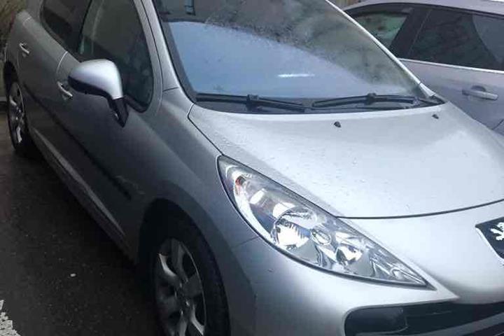 Guld Peugeot 207 fra 2007