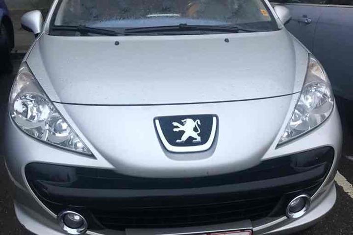 Guld Peugeot 207 fra 2007