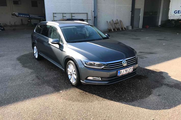 Grå VW Passat fra 2016