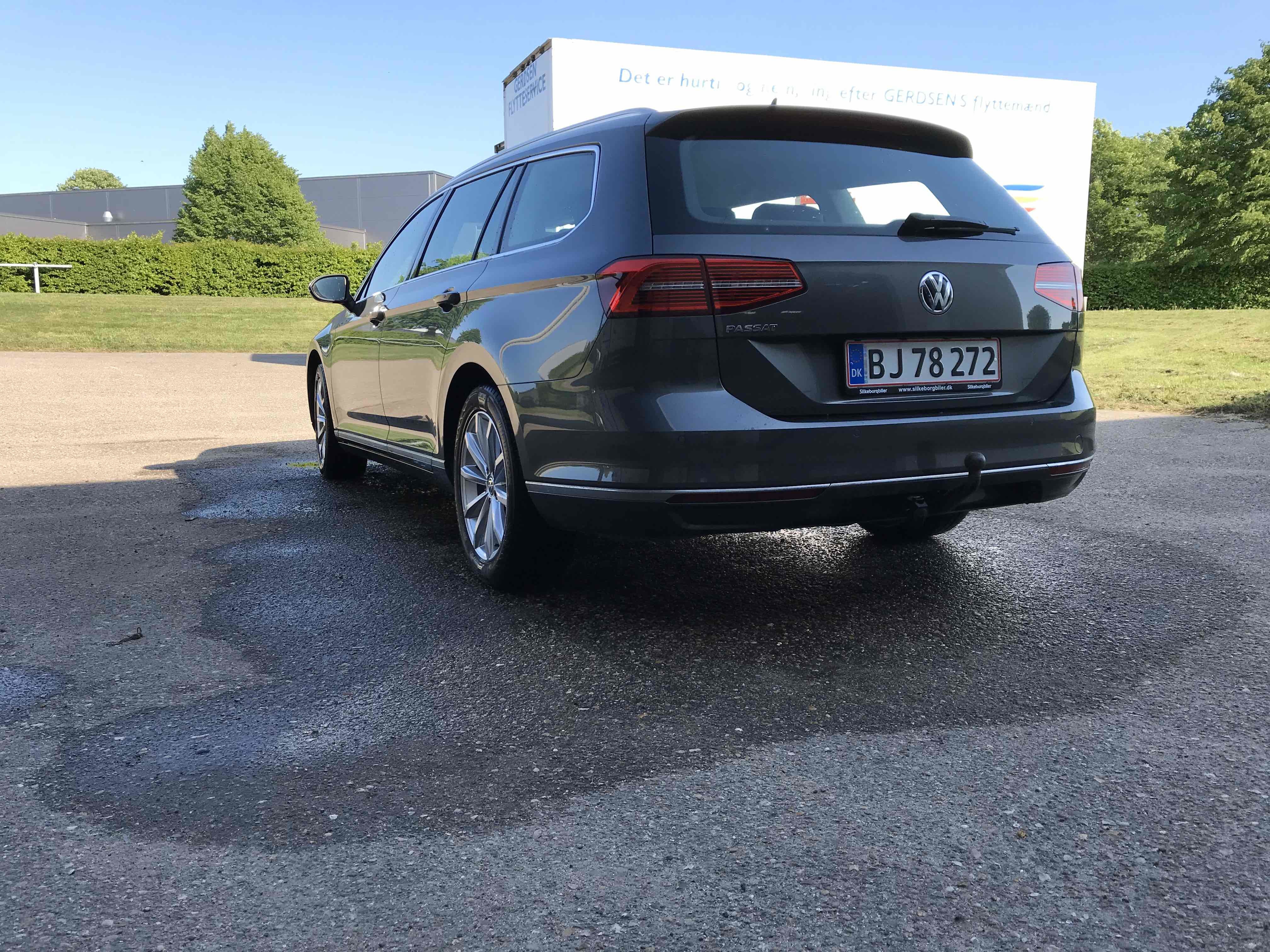 Grå VW Passat fra 2016