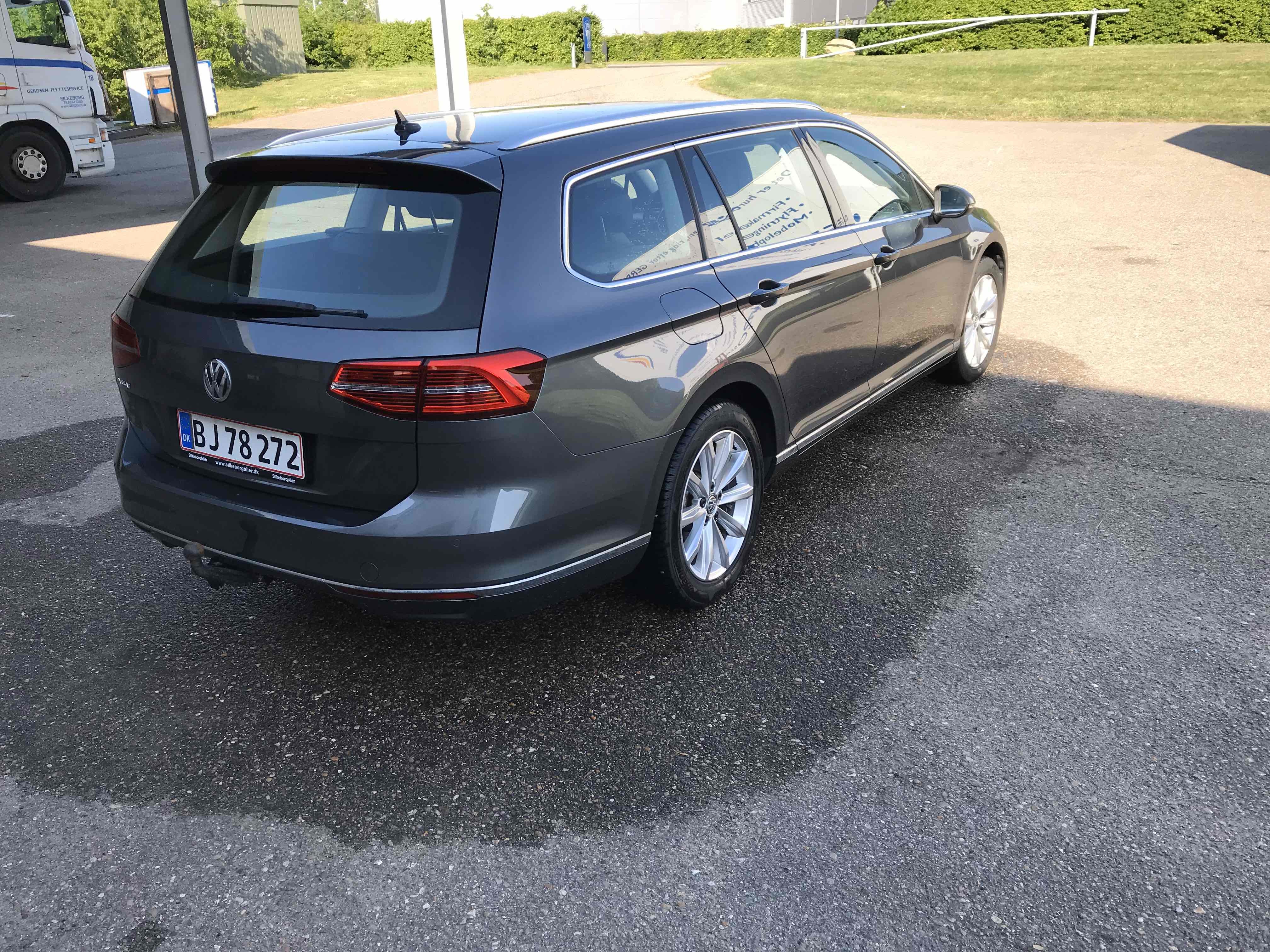 Grå VW Passat fra 2016