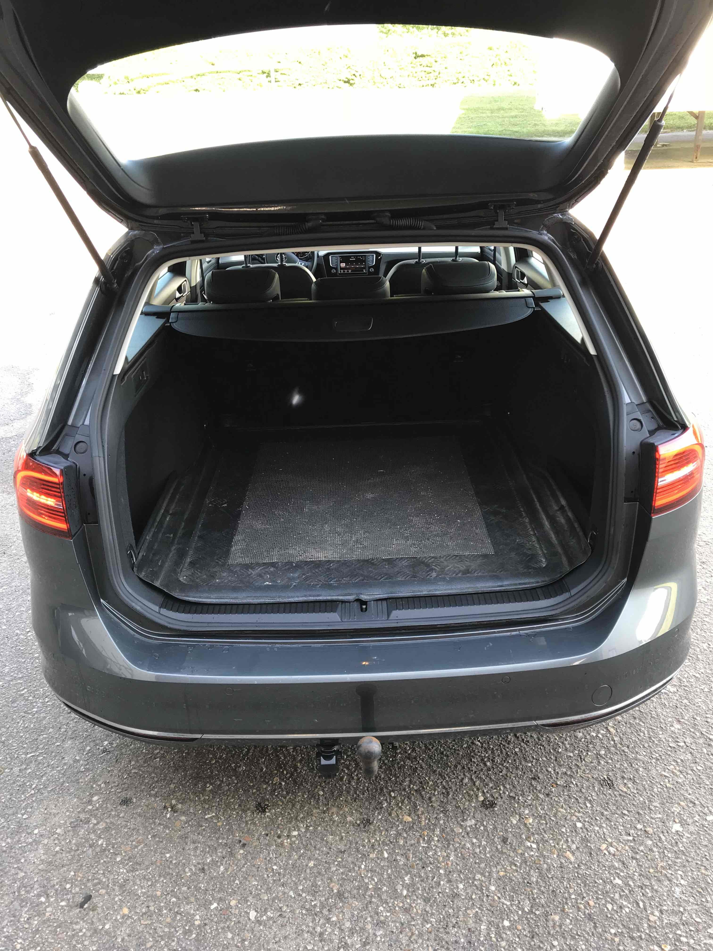 Grå VW Passat fra 2016