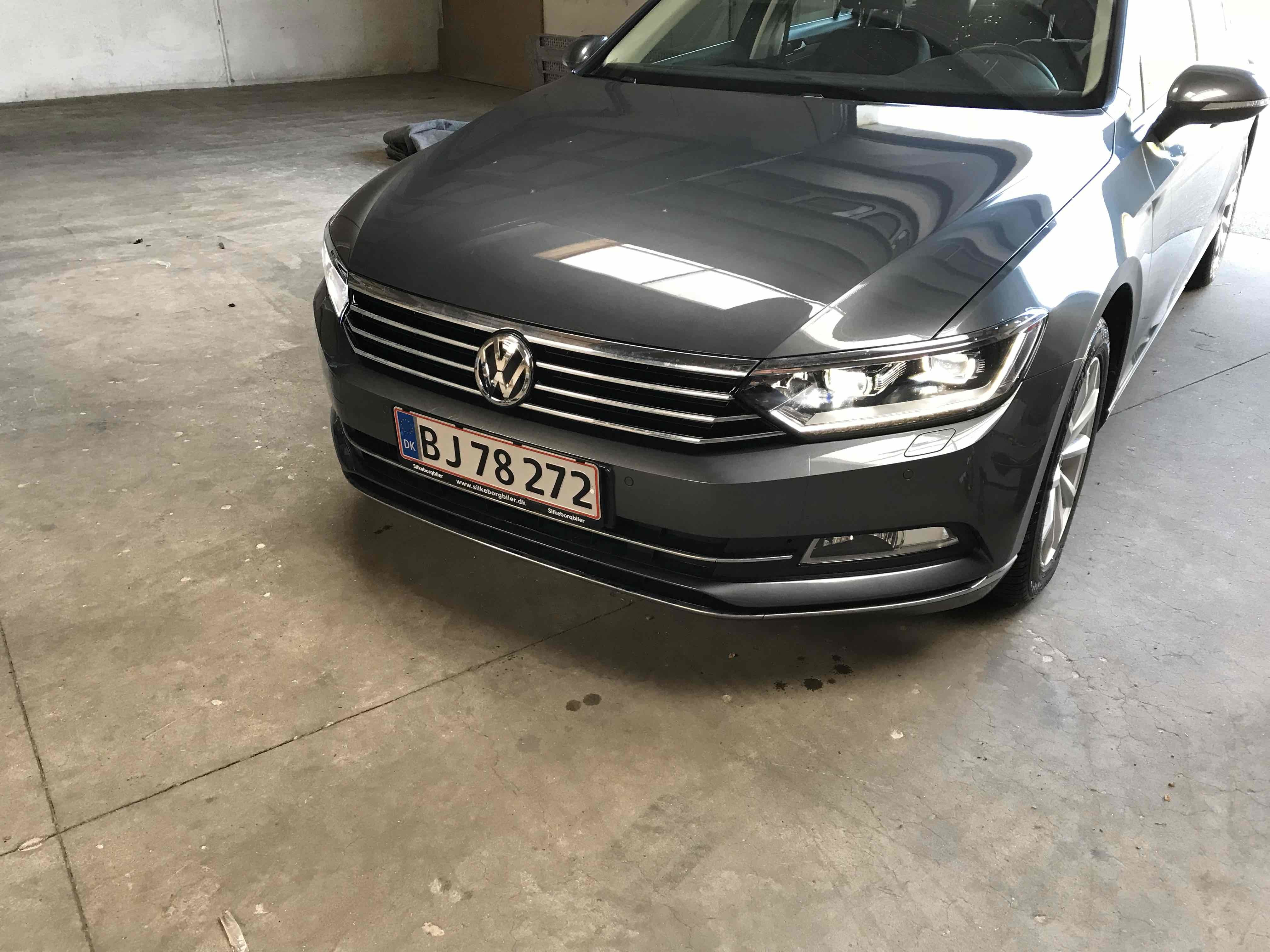 Grå VW Passat fra 2016