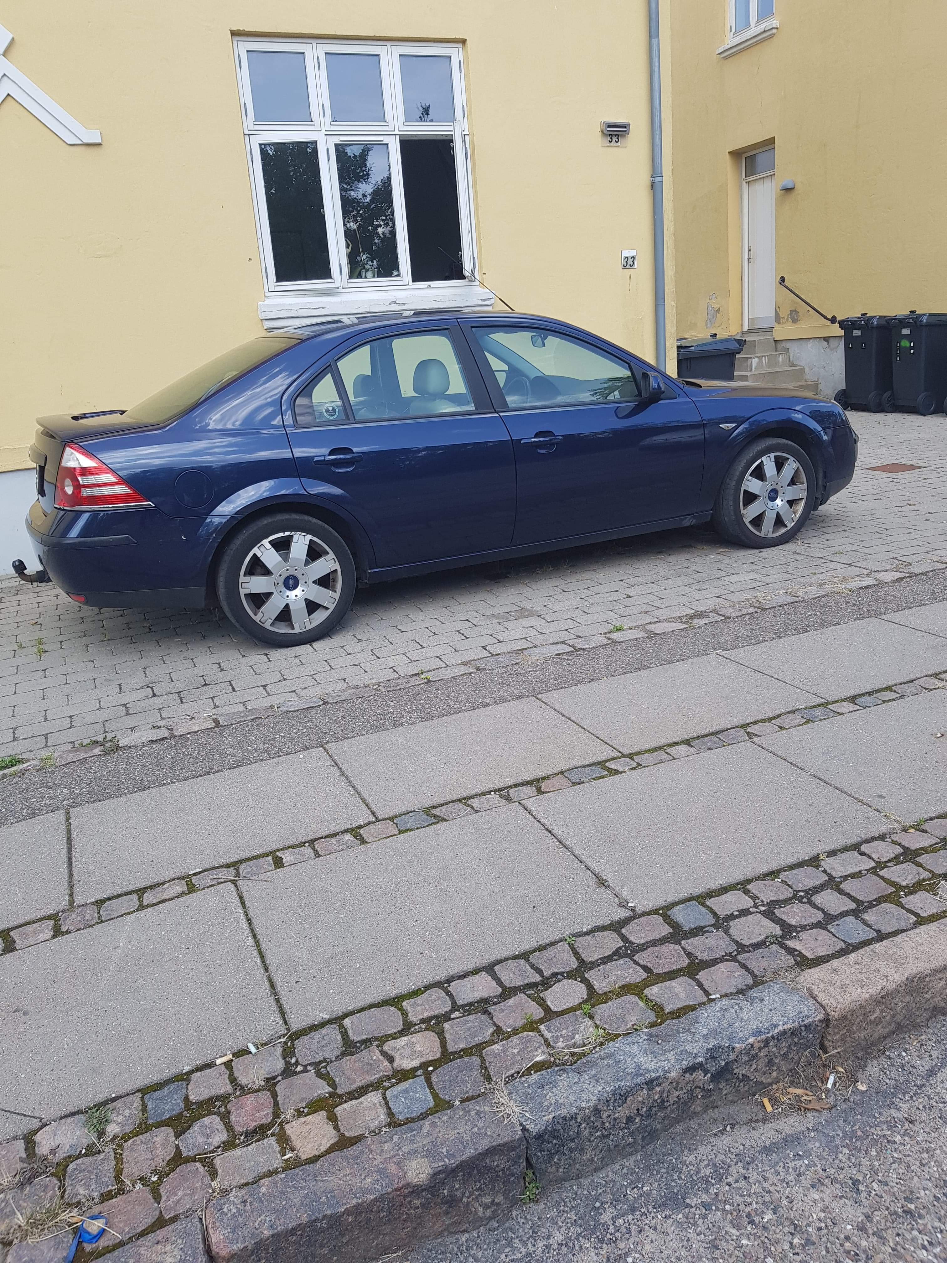 Blå Ford Mondeo fra 2005
