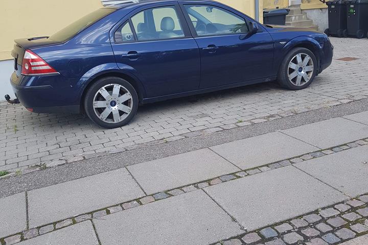 Blå Ford Mondeo fra 2005