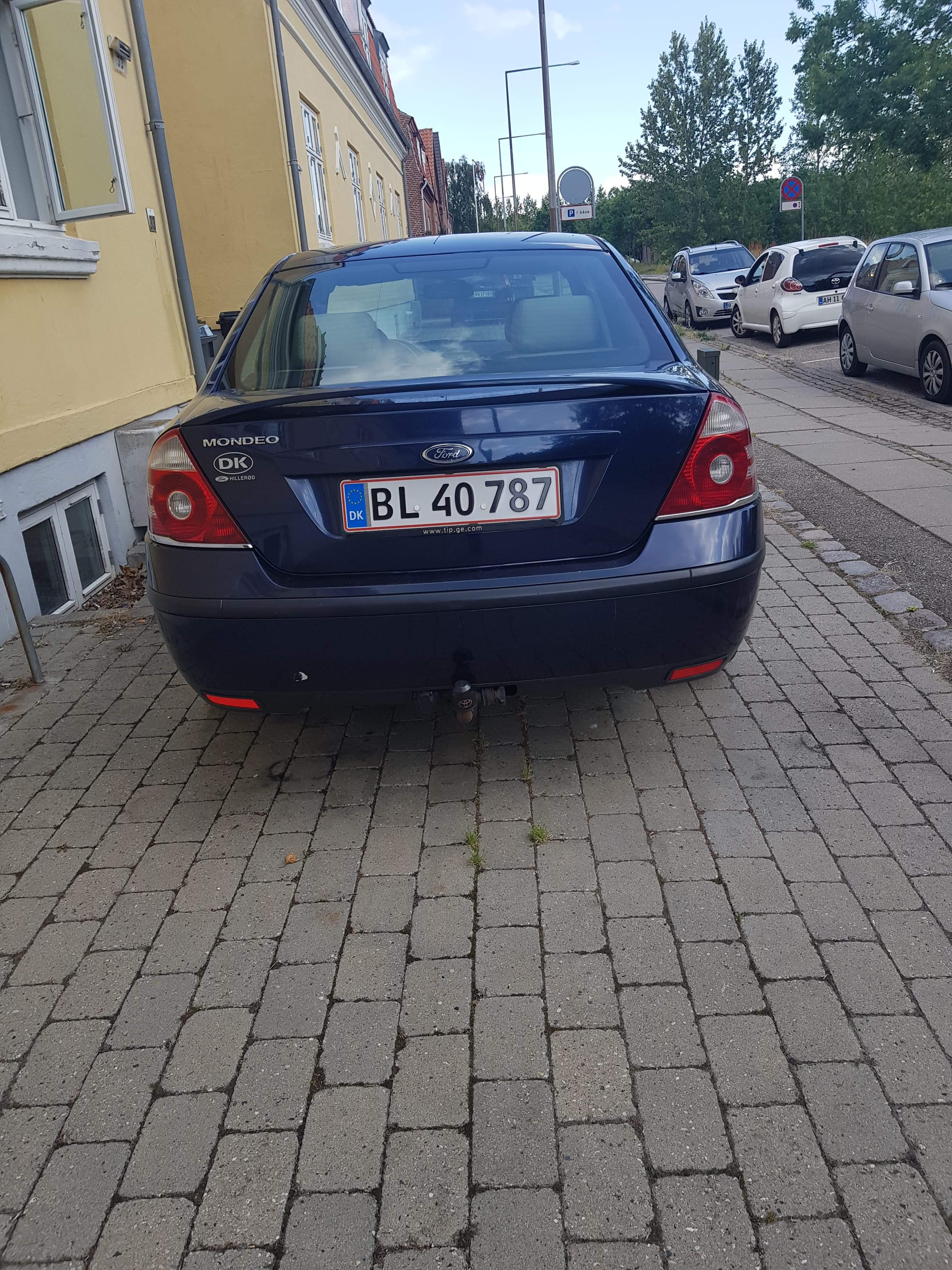 Blå Ford Mondeo fra 2005