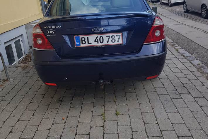 Blå Ford Mondeo fra 2005