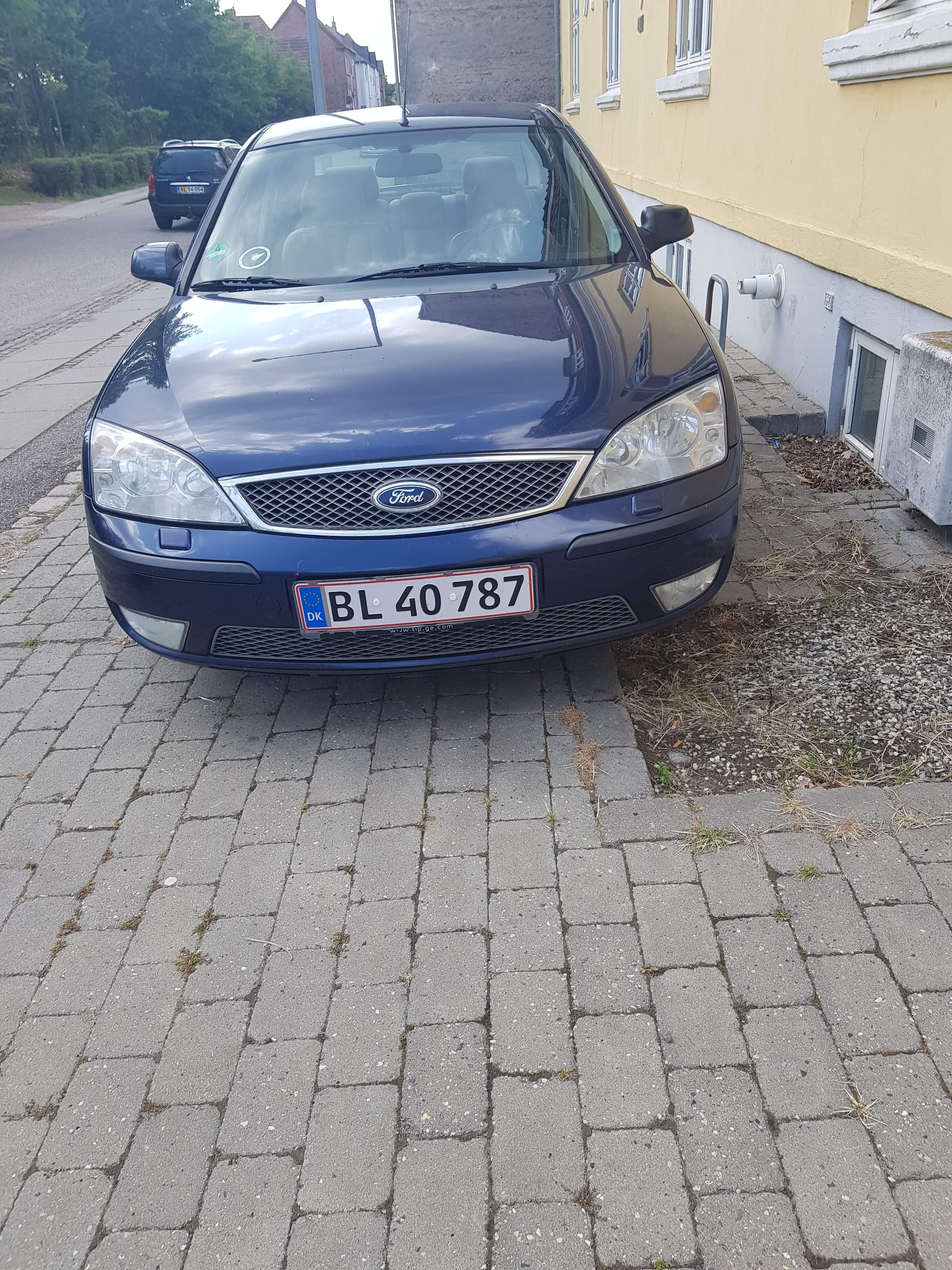 Blå Ford Mondeo fra 2005