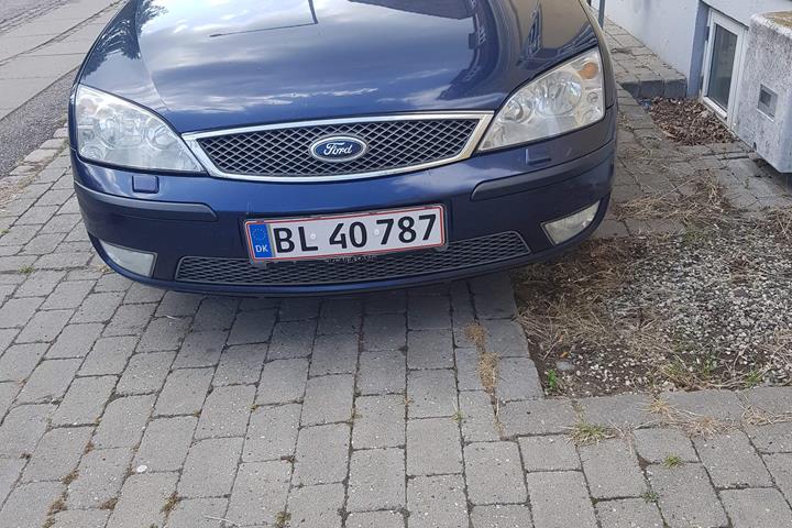Blå Ford Mondeo fra 2005